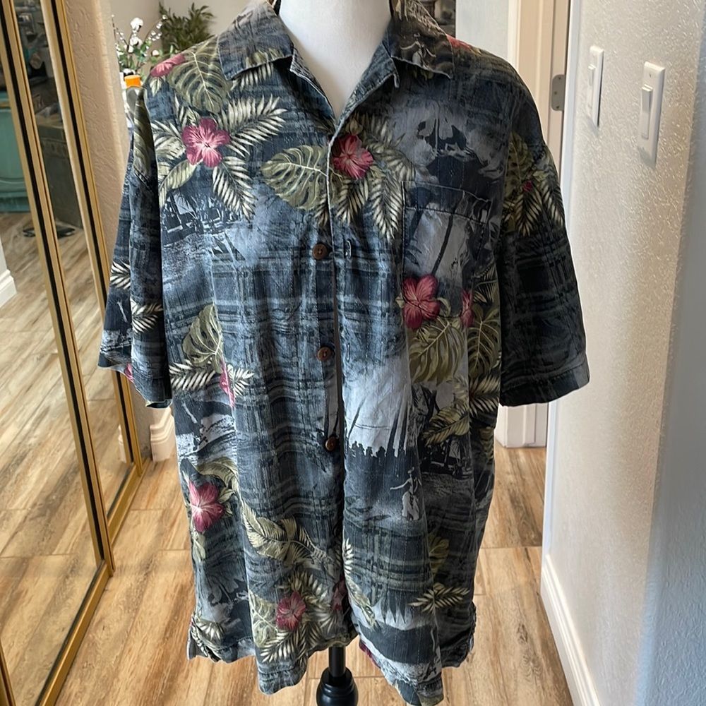 Tommy Bahamas Hundred percent silk men’s button down Hawaii shirt
